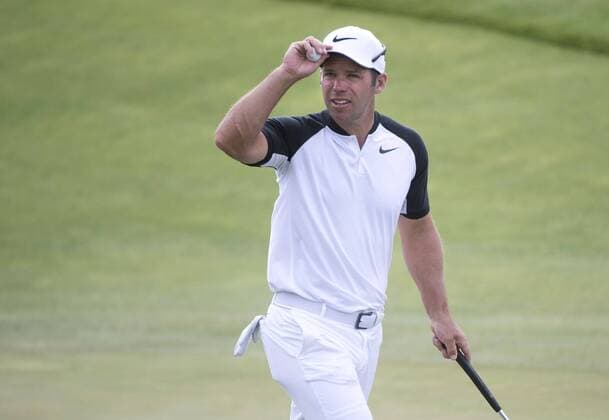 Paul Casey tips his hat to the gallery as he walks off the 12th green during round 2 of the 117th U.S. Open golf tournament at Erin Hill golf course in Erin, Wisconsin on June 16, 2017.  WIS20170616308 KEVINxDIETSCH