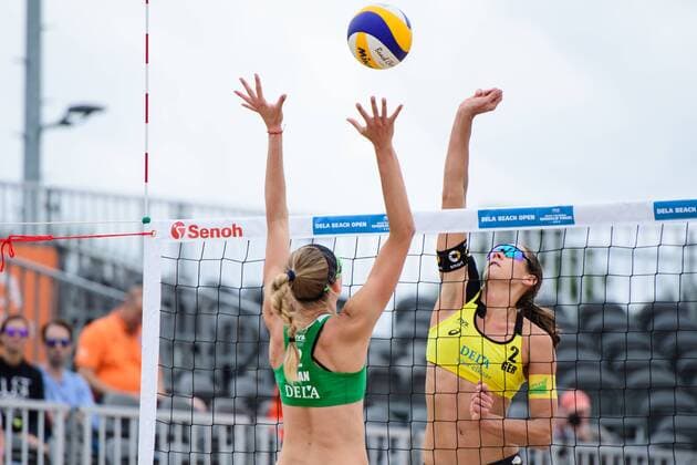 16.06.2017, Den Haag, SportCampus Zuiderpark Beachvolleyball, FIVB World Tour, 2017 Den Haag 3 Star Block Kristina May ( 2 CAN) - Angriff Kira Walkenhorst ( 2 GER)