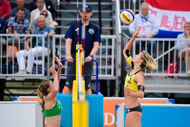 16.06.2017, Den Haag, SportCampus Zuiderpark Beachvolleyball, FIVB World Tour, 2017 Den Haag 3 Star Block Taylor Pischke ( 1 CAN) - Block Laura Ludwig ( 1 GER)