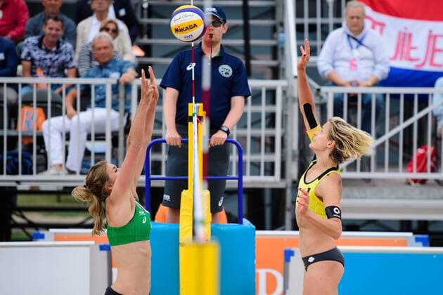 16.06.2017, Den Haag, SportCampus Zuiderpark Beachvolleyball, FIVB World Tour, 2017 Den Haag 3 Star Block Taylor Pischke ( 1 CAN) - Block Laura Ludwig ( 1 GER)