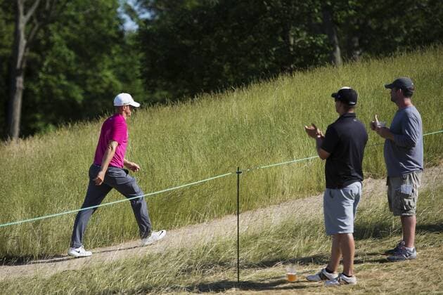 170616 Sveriges Alexander Noren far applader under andra omgangen i golfturneringen US Open den 16 juni 2017 i Hartford.  Copyright: JOELxMARKLUND BB170616JM052