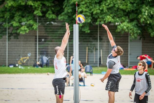 Block Victor Gerdt (MTV Ludwigsburg) Angriff Simon Schmid; LBS Cup Beachvolleyball A-City Stuttgart, Schwabenplatz, Stuttgart Germany, 20170617; Stuttgart Copyright: xWuechnerx xEibner-Pressefotox EP_nwr