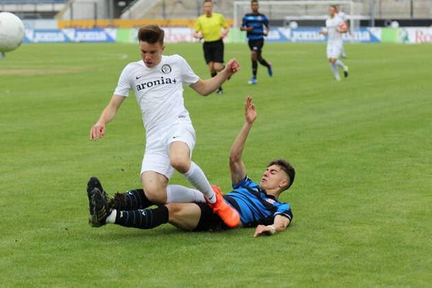 17.06.2017 Frankfurt am Main, Frankfurter Volksbank Stadion Relegation 2017 Rückspiel um Aufstieg in die B-Junioren-Bundesliga Süd Südwest U17 U 17 FSV Frankfurt – SV Elversberg Maurice Baier ( SV Elversberg ) gegen Emir Sejdovic (FSV Frankfurt)