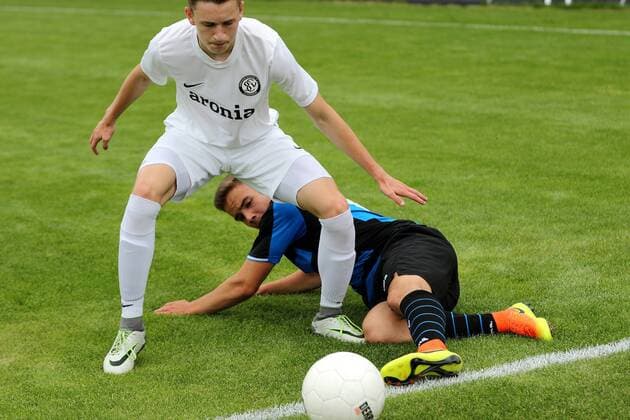 17.06.2017 Frankfurt am Main, Frankfurter Volksbank Stadion Relegation 2017 Rückspiel um Aufstieg in die B-Junioren-Bundesliga Süd Südwest U17 U 17 FSV Frankfurt – SV Elversberg Lukas Kölsch ( SV Elversberg ) gegen Max Müller (FSV Frankfurt)