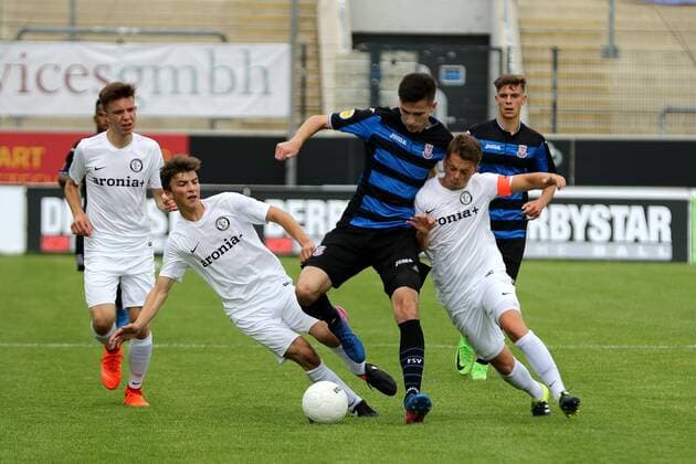 17.06.2017 Frankfurt am Main, Frankfurter Volksbank Stadion Relegation 2017 Rückspiel um Aufstieg in die B-Junioren-Bundesliga Süd Südwest U17 U 17 FSV Frankfurt – SV Elversberg Alexander Jan Sutter und J. Becker ( SV Elversberg ) nehmen Filip Pandza (FSV Frankfurt) in die Zange