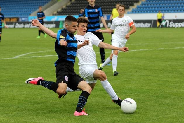 17.06.2017 Frankfurt am Main, Frankfurter Volksbank Stadion Relegation 2017 Rückspiel um Aufstieg in die B-Junioren-Bundesliga Süd Südwest U17 U 17 FSV Frankfurt – SV Elversberg Kalman Koszorus (FSV Frankfurt) gegen Leon Theobald (SV Elversberg )