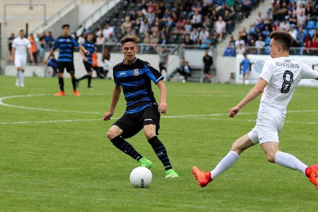 17.06.2017 Frankfurt am Main, Frankfurter Volksbank Stadion Relegation 2017 Rückspiel um Aufstieg in die B-Junioren-Bundesliga Süd Südwest U17 U 17 FSV Frankfurt – SV Elversberg Luca Bazzoli (FSV Frankfurt) gegen Maurice Baier ( SV Elversberg )