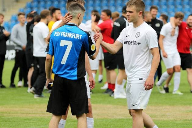 17.06.2017 Frankfurt am Main, Frankfurter Volksbank Stadion Relegation 2017 Rückspiel um Aufstieg in die B-Junioren-Bundesliga Süd Südwest U17 U 17 FSV Frankfurt – SV Elversberg Trost vom Gefner für Kalman Koszorus (FSV Frankfurt)