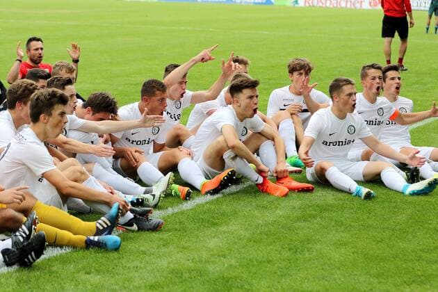17.06.2017 Frankfurt am Main, Frankfurter Volksbank Stadion Relegation 2017 Rückspiel um Aufstieg in die B-Junioren-Bundesliga Süd Südwest U17 U 17 FSV Frankfurt – SV Elversberg Jubel bei den Spielern von ( SV Elversberg ) nach dem Aufstieg