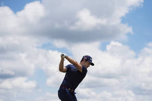 170617 Sveriges David Lingmerth slar ut pa bana 6 under tredje omgangen i golfturneringen US Open den 17 juni 2017 i Hartford.  Copyright: JOELxMARKLUND BB170617JM006