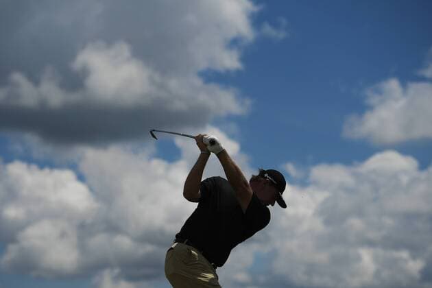 170617 Sydafrikas Ernie Els slar ut pa bana 6 under tredje omgangen i golfturneringen US Open den 17 juni 2017 i Hartford.  Copyright: JOELxMARKLUND BB170617JM010