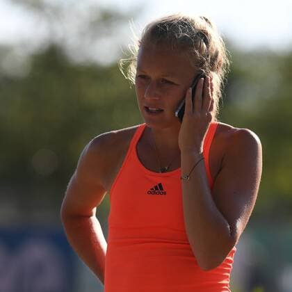 Bilder des Tages - SPORT Siegerin Julia Thiem (GW Luitpoldpark München) telefoniert nach dem Spiel mit dem Handy, Einzelbild, Aktion, Action, Porträt, Portrait, Tennis, Bayerische Meisterschaft 2017, Halbfinale, xslx