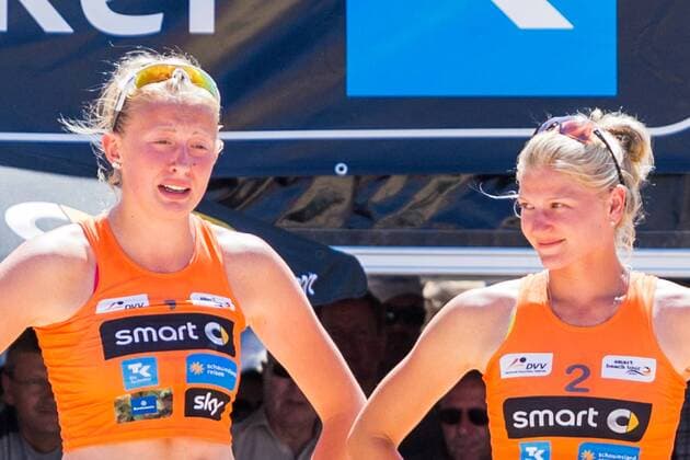 v.li.: Leonie Körtzinger (VC Olympia Hamburg), Sandra Seyfferth (VV Grimma); Jubel, celebration nach dem Sieg und dem Gewinn der Bronzemedaille; Emotionen; Drittplatzierte, Bronzemedaille, bronze medal, BeachVolleyball, smart beach tour Dresden, xprx