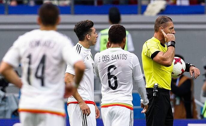 Bilder des Tages - SPORT Portugal vs. Mexico KAZAN, RT - 18.06.2017: PORTUGAL VS. MEXICO - The referee of the match, Nestor PITANA cancels a goal scored by NANI of Portugal by impedimeto during match between Portugal and Mexico valid for the first round of the Confederations Cup 2017, this Sunday (18), held at the Kazan Arena in Kazan, Russia. (Photo: Marcelo Machado de Melo Fotoarena) x1339227x  MarceloxMachadoxdexMelo