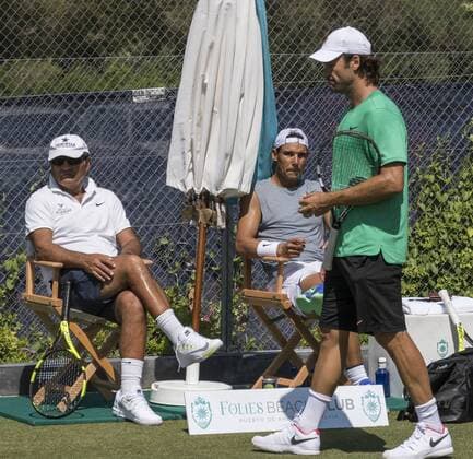 Spanish tennis player Rafa Nadal (C) rests next to his coaches Toni Nadal (L) and Carlos Moya during a training session at the Mallorca Open tennis center in Palma Majorca, the Balearic Islands, Spain, on 19 June 2017. The 15 grand slam winner Rafa Nadal Nadal is preparing for the 2017 Wimbledon Championships that will be held at the All England Lawn Tennis and Croquet Club in Wimbledon from 03 July to 16 July. Rafa Nadal gets ready for Wimbledon !ACHTUNG: NUR REDAKTIONELLE NUTZUNG!  Copyright: xCATIxCLADERAx GRA282 20170619-636334807787041859
