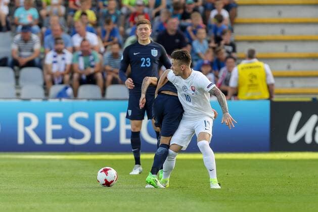 Kielce, Polen, 19.06.2017, Laenderspiel, Gruppenphase - Under 21 European Championship EM Europameisterschaft Slowakei - England, Albert Rusnak (SVK) und Lewis Baker (GBR) im Zweikampf ( DeFodi507