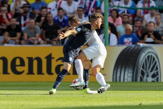 Kielce, Polen, 19.06.2017, Laenderspiel, Gruppenphase - Under 21 European Championship EM Europameisterschaft Slowakei - England, Calum Chambers (GBR) und Adam Zrelak (SVK) im Zweikampf ( DeFodi507