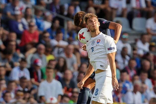 Kielce, Polen, 19.06.2017, Laenderspiel, Gruppenphase - Under 21 European Championship EM Europameisterschaft Slowakei - England, Mason Holgate (GBR) und Martin Chrien (SVK) im Zweikampf ( DeFodi507