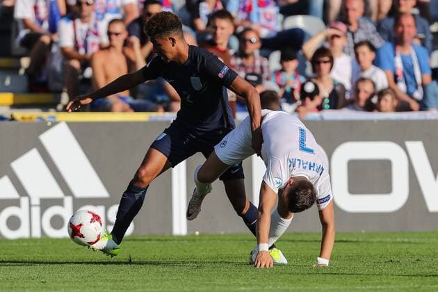 Kielce, Polen, 19.06.2017, Laenderspiel, Gruppenphase - Under 21 European Championship EM Europameisterschaft Slowakei - England, Jaroslav Mihalik (SVK) und Mason Holgate (GBR) im Zweikampf ( DeFodi507