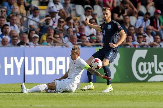 Kielce, Polen, 19.06.2017, Laenderspiel, Gruppenphase - Under 21 European Championship EM Europameisterschaft Slowakei - England, Adam Zrelak (SVK) und Calum Chambers (GBR) im Zweikampf ( DeFodi507