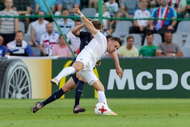 Kielce, Polen, 19.06.2017, Laenderspiel, Gruppenphase - Under 21 European Championship EM Europameisterschaft Slowakei - England, John Swift (GBR) und Jaroslav Mihalik (SVK) im Zweikampf ( DeFodi507