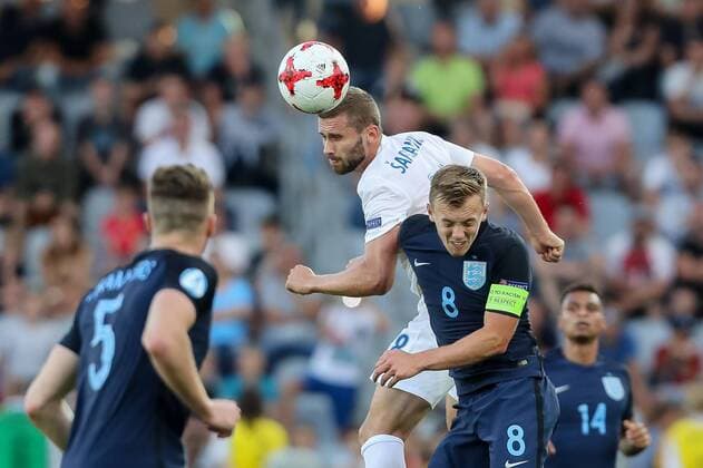 Kielce, Polen, 19.06.2017, Laenderspiel, Gruppenphase - Under 21 European Championship EM Europameisterschaft Slowakei - England, Pavol Safranko (SVK) und James Ward-Prowse (GBR) im Zweikampf ( DeFodi507