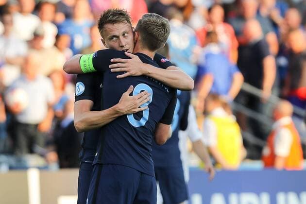 Kielce, Polen, 19.06.2017, Laenderspiel, Gruppenphase - Under 21 European Championship EM Europameisterschaft Slowakei - England, Cauley Woodrow (GBR) James Ward-Prowse (GBR) schlussjubel ( DeFodi507