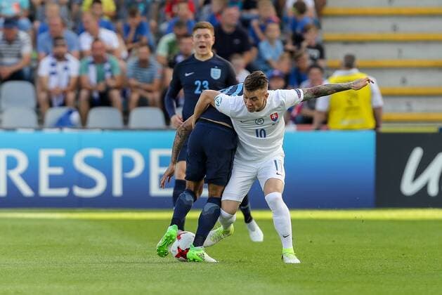 Kielce, Polen, 19.06.2017, Laenderspiel, Gruppenphase - Under 21 European Championship EM Europameisterschaft Slowakei - England, Albert Rusnak (SVK) und Lewis Baker (GBR) im Zweikampf ( DeFodi507