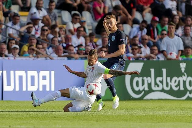 Kielce, Polen, 19.06.2017, Laenderspiel, Gruppenphase - Under 21 European Championship EM Europameisterschaft Slowakei - England, Adam Zrelak (SVK) und Calum Chambers (GBR) im Zweikampf ( DeFodi507