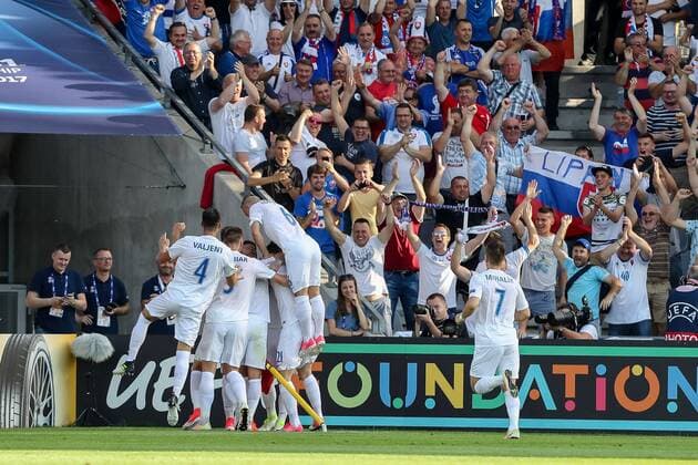 Kielce, Polen, 19.06.2017, Laenderspiel, Gruppenphase - Under 21 European Championship EM Europameisterschaft Slowakei - England, Tor zum 1:0 Torschuetze Martin Chrien (SVK) wird bejubelt ( DeFodi507