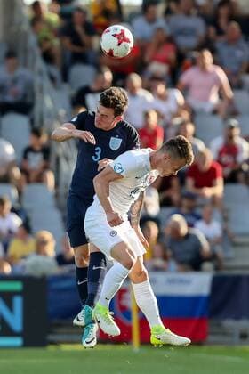Kielce, Polen, 19.06.2017, Laenderspiel, Gruppenphase - Under 21 European Championship EM Europameisterschaft Slowakei - England, Ben Chilwell (GBR) und Albert Rusnak (SVK) im Zweikampf ( DeFodi507