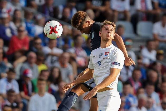 Kielce, Polen, 19.06.2017, Laenderspiel, Gruppenphase - Under 21 European Championship EM Europameisterschaft Slowakei - England, Mason Holgate (GBR) und Martin Chrien (SVK) im Zweikampf ( DeFodi507