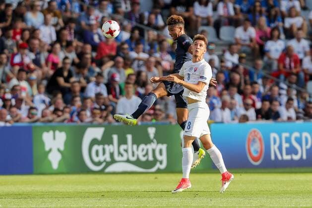 Kielce, Polen, 19.06.2017, Laenderspiel, Gruppenphase - Under 21 European Championship EM Europameisterschaft Slowakei - England, Mason Holgate (GBR) und Martin Chrien (SVK) im Zweikampf ( DeFodi507