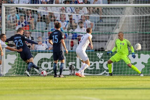 Kielce, Polen, 19.06.2017, Laenderspiel, Gruppenphase - Under 21 European Championship EM Europameisterschaft Slowakei - England, Tor zum 1:1 Torschuetze Alfie Mawson (GBR) ( DeFodi507