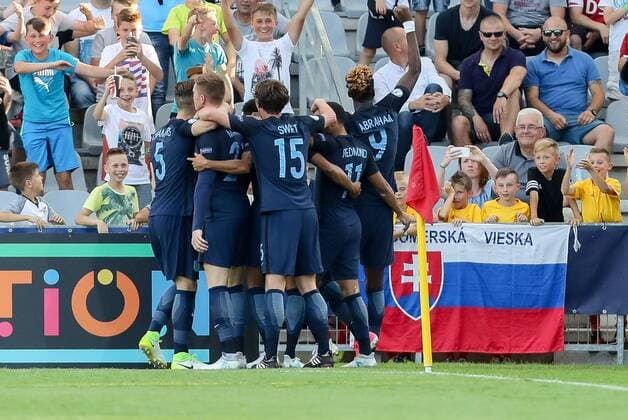 Kielce, Polen, 19.06.2017, Laenderspiel, Gruppenphase - Under 21 European Championship EM Europameisterschaft Slowakei - England, Tor zum 1:1 Torschuetze Alfie Mawson (GBR) wird bejubelt ( DeFodi507