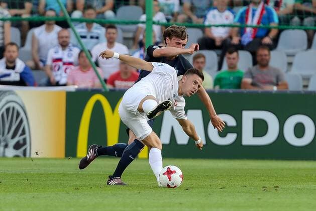 Kielce, Polen, 19.06.2017, Laenderspiel, Gruppenphase - Under 21 European Championship EM Europameisterschaft Slowakei - England, John Swift (GBR) und Jaroslav Mihalik (SVK) im Zweikampf ( DeFodi507