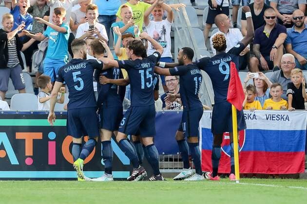 Kielce, Polen, 19.06.2017, Laenderspiel, Gruppenphase - Under 21 European Championship EM Europameisterschaft Slowakei - England, Tor zum 1:1 Torschuetze Alfie Mawson (GBR) wird bejubelt ( DeFodi507