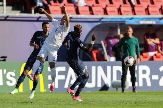 Kielce, Polen, 19.06.2017, Laenderspiel, Gruppenphase - Under 21 European Championship EM Europameisterschaft Slowakei - England, Stanislav Lobotka (SVK) und Tammy Abraham (GBR) im Zweikampf ( DeFodi507