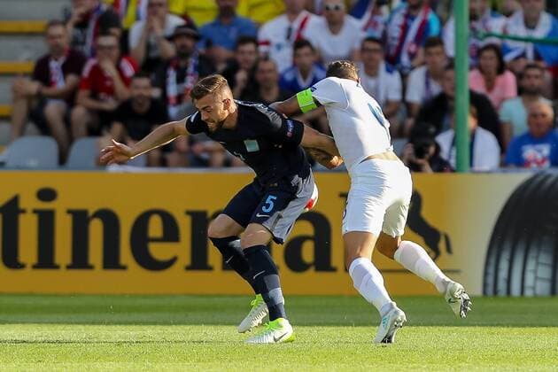 Kielce, Polen, 19.06.2017, Laenderspiel, Gruppenphase - Under 21 European Championship EM Europameisterschaft Slowakei - England, Calum Chambers (GBR) und Adam Zrelak (SVK) im Zweikampf ( DeFodi507