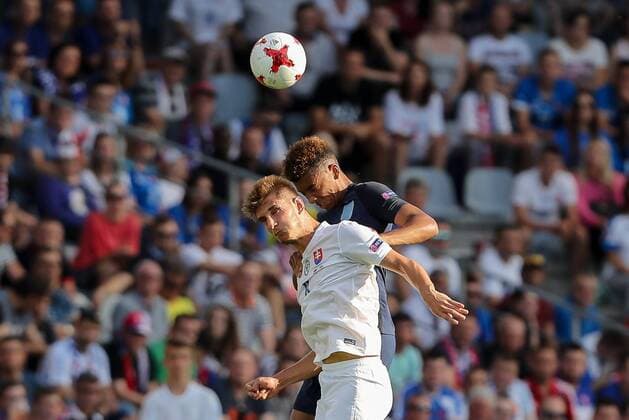 Kielce, Polen, 19.06.2017, Laenderspiel, Gruppenphase - Under 21 European Championship EM Europameisterschaft Slowakei - England, Mason Holgate (GBR) und Martin Chrien (SVK) im Zweikampf ( DeFodi507