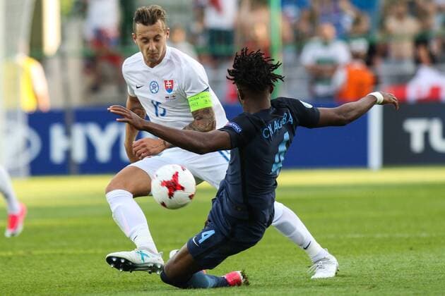 Bilder des Tages - SPORT June 19, 2017 - Kielce, Poland - Adam Zrel ak (SLO), Nathaniel Chalobah (ENG) during the UEFA U-21 European Championship EM Europameisterschaft Group A football match Slovakia vs England in Kielce, Poland on June 19, 2017. Slovakia v England - 2017 UEFA European Under-21 Championship  - ZUMAn230 20170619_zaa_n230_477 Copyright: xFotoxOlimpikx