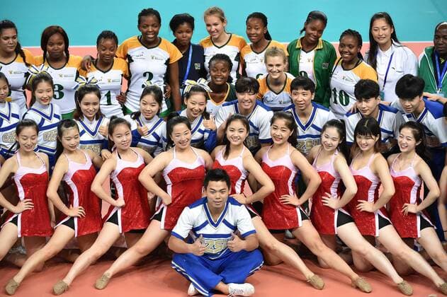 (170620) -- GUANGZHOU, June 20, 2017 -- Players of South Africa take photos with volunteers after the women s volleyball match against China at 2017 BRICS Games in Guangzhou, south China s Guangdong Province, June 20, 2017. ) (SP)CHINA-GUANGZHOU-VOLLEYBALL-2017 BRICS GAMES LiangxXu 