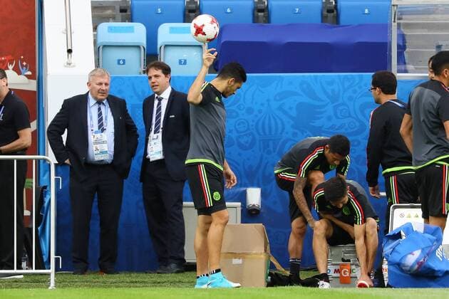 Bilder des Tages - SPORT Raul Jimenez (Mexiko, Mexico) balanciert den Ball auf dem Finger - 20.06.2017: Abschlusstraining der Nationalmannschaft Mexiko, Fisht Stadium Sotschi