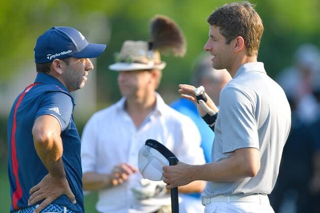Sinan KURT (Bayern Muenchen,re) im Gespraech mit Sergio GARCIA. ProAm ,GOLF,BMW International Open 2017 am 21.06.2017 in Muenchen Eichenried.