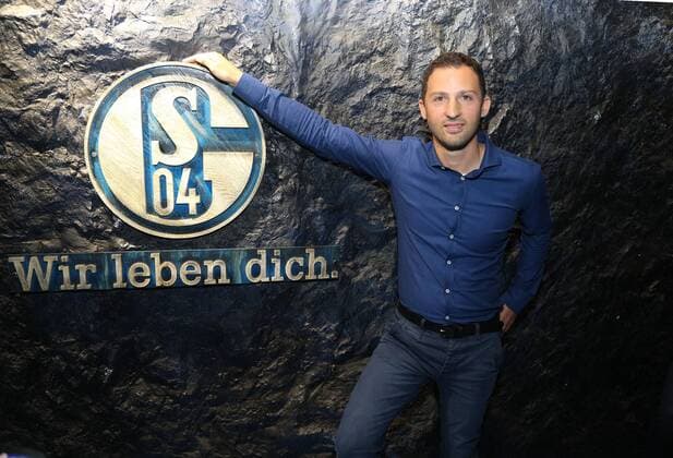 Themen der Woche - Sport Bilder des Tages - SPORT 21.06.2017, Fussball GER, 1. Bundesliga, Saison 2017 2018, Pressekonferenz des FC Schalke 04 zur Neuvorstellung von Trainer Domenico Tedesco, Trainer Domenico Tedesco (FC Schalke 04) vor dem Schalke Emblem im Spielertunnel