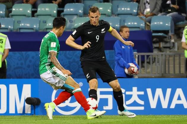 Carlos Salcedo (Mexiko, Mexico) gegen Chris Wood (Neuseeland, New Zealand) - 21.06.2017: Mexiko vs. Neuseeland, Fisht Stadium Sotschi