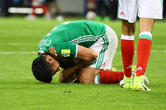 Eintracht Frankfurt Neuzugang Carlos Salcedo (Mexiko, Mexico) hat sich an der Schulter verletzt und muss vom Platz - 21.06.2017: Mexiko vs. Neuseeland, Fisht Stadium Sotschi