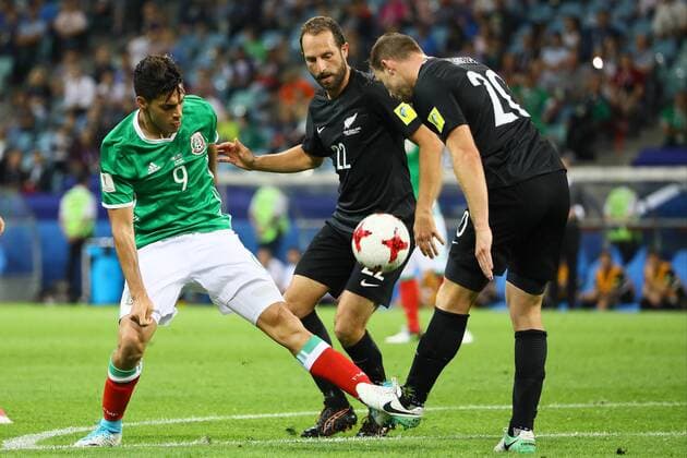 Tommy Smith (Neuseeland, New Zealand) klaert gegen Raul Jimenez (Mexiko, Mexico) - 21.06.2017: Mexiko vs. Neuseeland, Fisht Stadium Sotschi