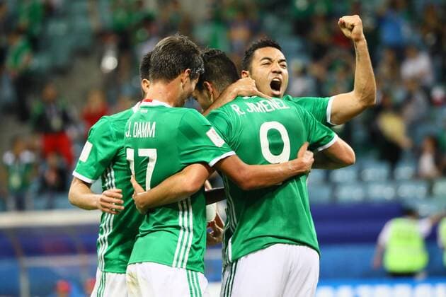 celebrate the goal, Torjubel zum 1:1 Ausgleich um Raul Jimenez (Mexiko, Mexico), Marco Fabian (Mexiko, Mexico) jubelt laut mit - 21.06.2017: Mexiko vs. Neuseeland, Fisht Stadium Sotschi