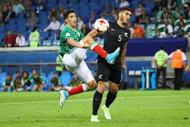 Raul Jimenez (Mexiko, Mexico) gegen Michael Boxall (Neuseeland, New Zealand) - 21.06.2017: Mexiko vs. Neuseeland, Fisht Stadium Sotschi